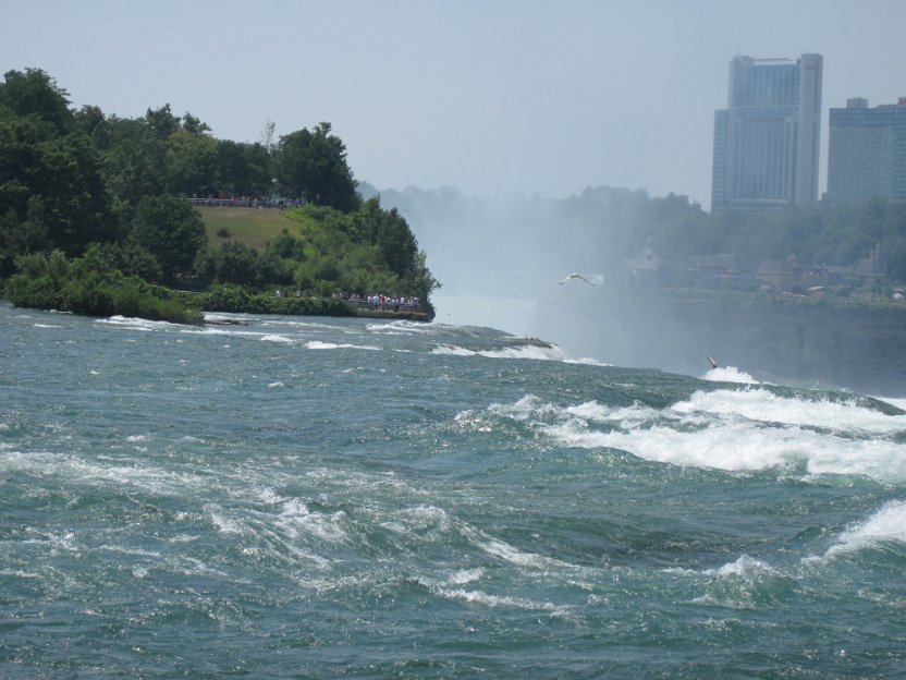 010-American Falls-Horseshoe Falls towards back-Canadian side to the right.jpg